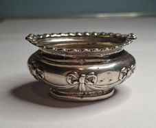 A sterling silver salt cellar by Walker & Hall, Birmingham, 1898
