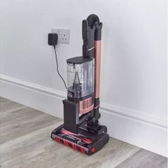 Shark Stratos Hoover IZ400UK