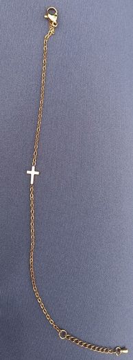 Vintage jewelry is sold individually for 5 to 10 euros