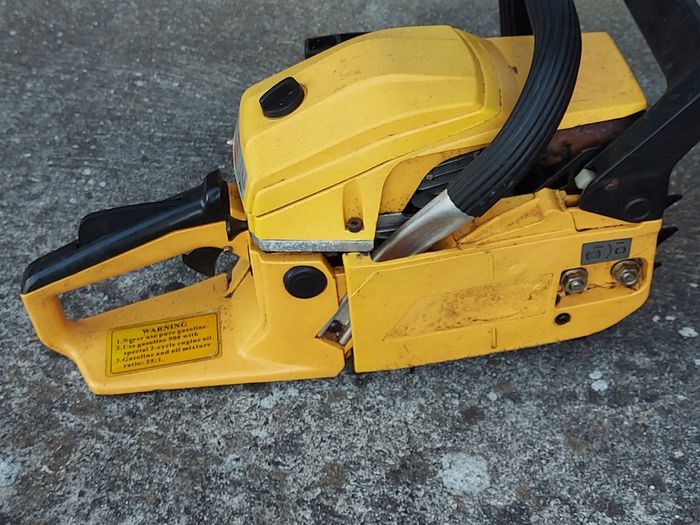 Petrol Chainsaw in like new condition,  Blade & motor, See Pictures