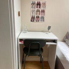 desk and chair with no damage