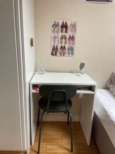 desk and chair with no damage