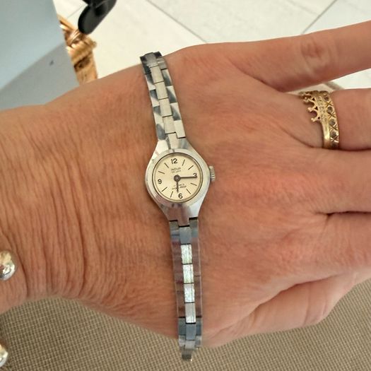 Indur watch mechanical working perfectly