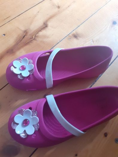 girls pink crocs