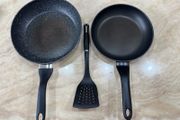2 Frying pans and spatula