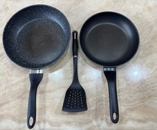 2 Frying pans and spatula
