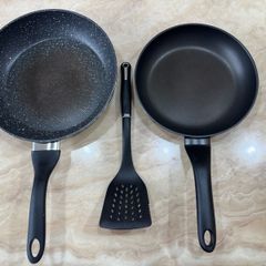2 Frying pans and spatula