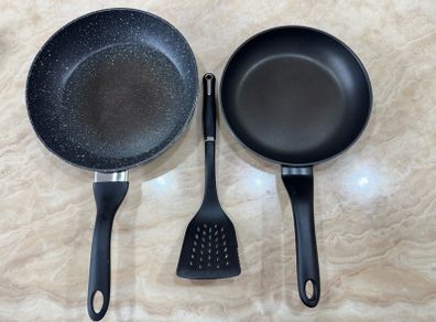 2 Frying pans and spatula