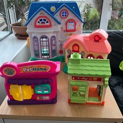 Miniature doll houses