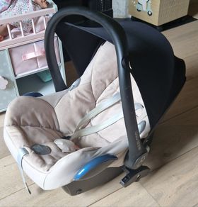 Car seat: Maxi cosy with Isofix base