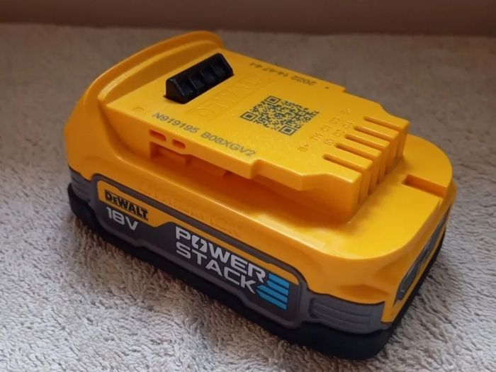 DeWaLT 18V XR Cordless Battery Powered Pruner + Next Gen 18V XR PowerStack Battery + 12V - 18V Multi Voltage Fast Charger. The Best A Professional Can Get. Closing down sale - all must go!