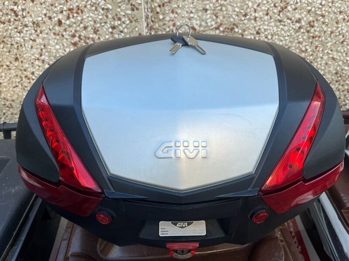 Givi V47 Top box & mounting plate