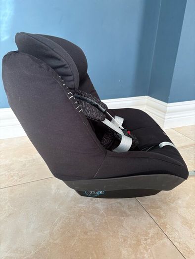 Maxi Cosi pebble & pearl car Seat with Isofix base