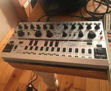 synth behringer td 3