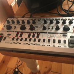 synth behringer td 3