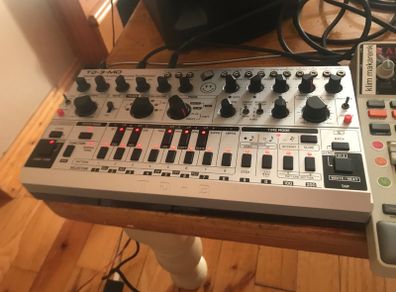 synth behringer td 3