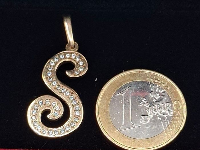 9ct yellow S pendant