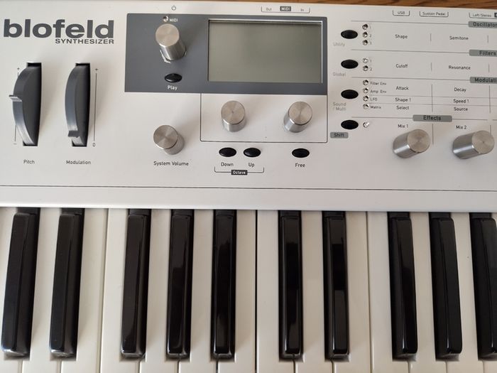 Waldorf Blofeld Keyboard (White) with carry bag