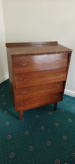 chest of drawere