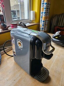 Coffee maker 5in1. Takes any capsule, pod or pad or simply just grinded coffee. .