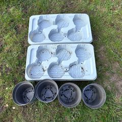 2 plastic trays and 4 plastic flower pots