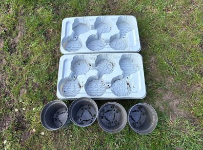 2 plastic trays and 4 plastic flower pots