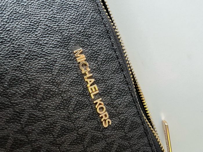 Perfect gift Michael Kors bag with ALL brand NEW accessories