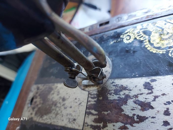 Vintage, Very Old, Singer Sewing Machine, would suit Seamstress window display or Bar memorabilia