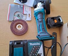 Makita DGA452 18V Angle Grinder Full Kit Like New