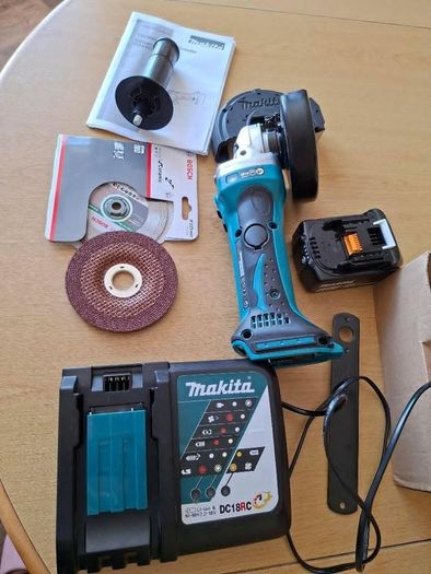 Makita DGA452 18V Angle Grinder Full Kit Like New