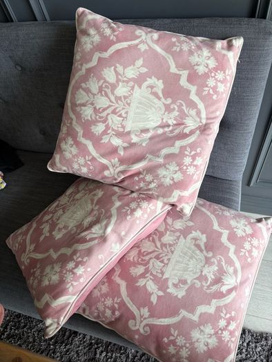 Pink decorative cushions (3)