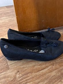 Black court shoe with small heel