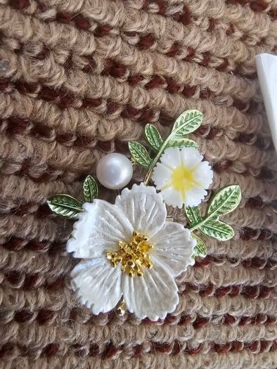 Brand New Fashionl Pearl Brooch