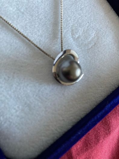 Black pearl pendant  ( with certificate)