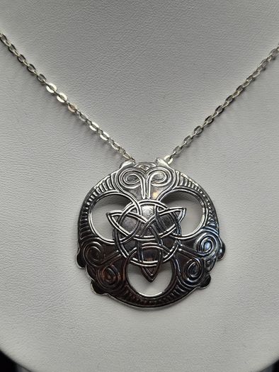 Title: 925 Sterling Silver Celtic Knot Round Pendant & Chain Necklace