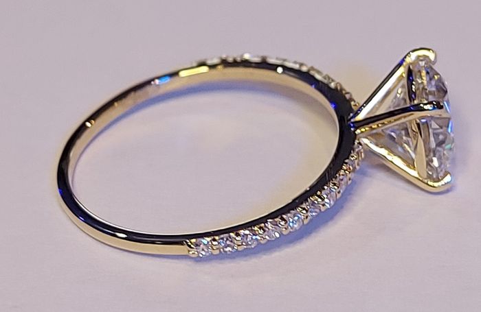 14k Gold ring with 2.07 ct Lab-Grown Diamond, 1.87ct main lab-diamond cerified by IGI and Laser inscripted Ideal cut!