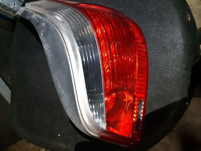 Bmw Rear Right Driver Side Taillight 6910768