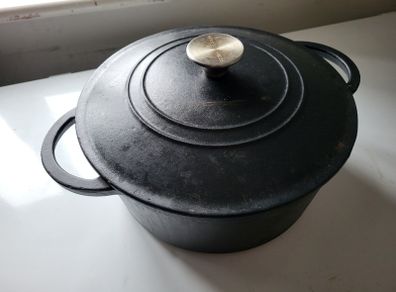 Black cast iron pot
