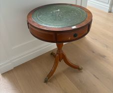 18th century small Mahogony Drum Table