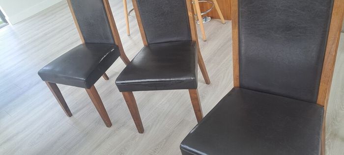 Extendable dining table and chairs. ( Need gone )
