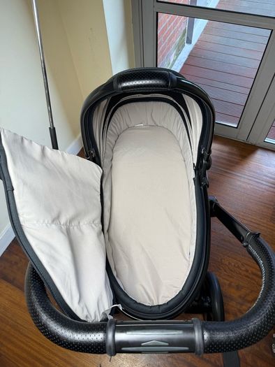 As New Egg2 travel system with Cybex car seat and isofix base swivel