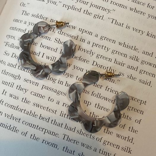 Gray Tortoiseshell Scalloped Hoop Earrings Acrylic Retro Style