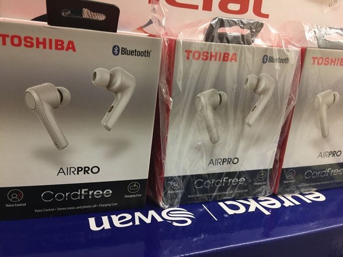 White Bluetooth Wireless Earbuds Cordfree with voice control