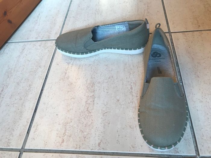 (Lot of 25) Ladies' Shoes Size 3/36