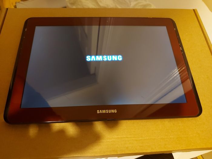 Samsung Galaxy Tab 2, 10.1 inch, Red, 16GB, Dead line of pixels across screen, otherwise good condition