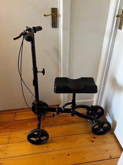Knee Scooter: dual brakes, foldable, indoor or outdoor use