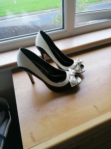Women's Shoe's Cream NEW and Black NWT SIZE 6 EUR 39