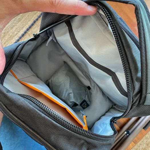 Sony Alpha 6100 JUST 8.204 SHOTS! + 3 lenses + bag + charger + uv filters