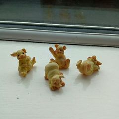 Mini pig figurines