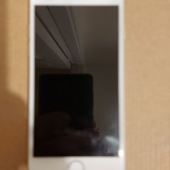 Apple Iphone 7, White front, silver Back, 32GB, not Powering on, for parts or repair, excellent cosmetic condition